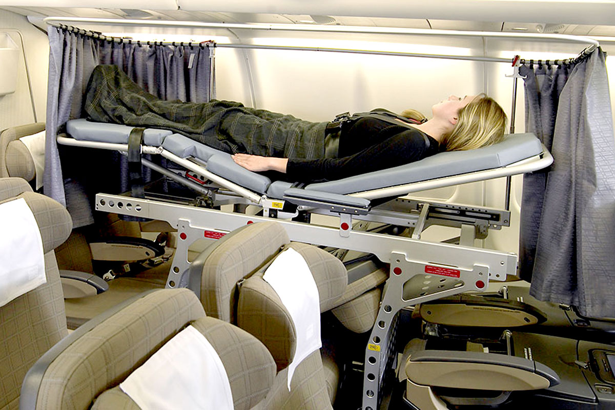 Перевозка пассажиров инвалидов. Носилки в самолете. Пассажиры-инвалиды в самолете. Лежачие места в самолете для инвалидов. Носилки для лежачих больных в самолете.